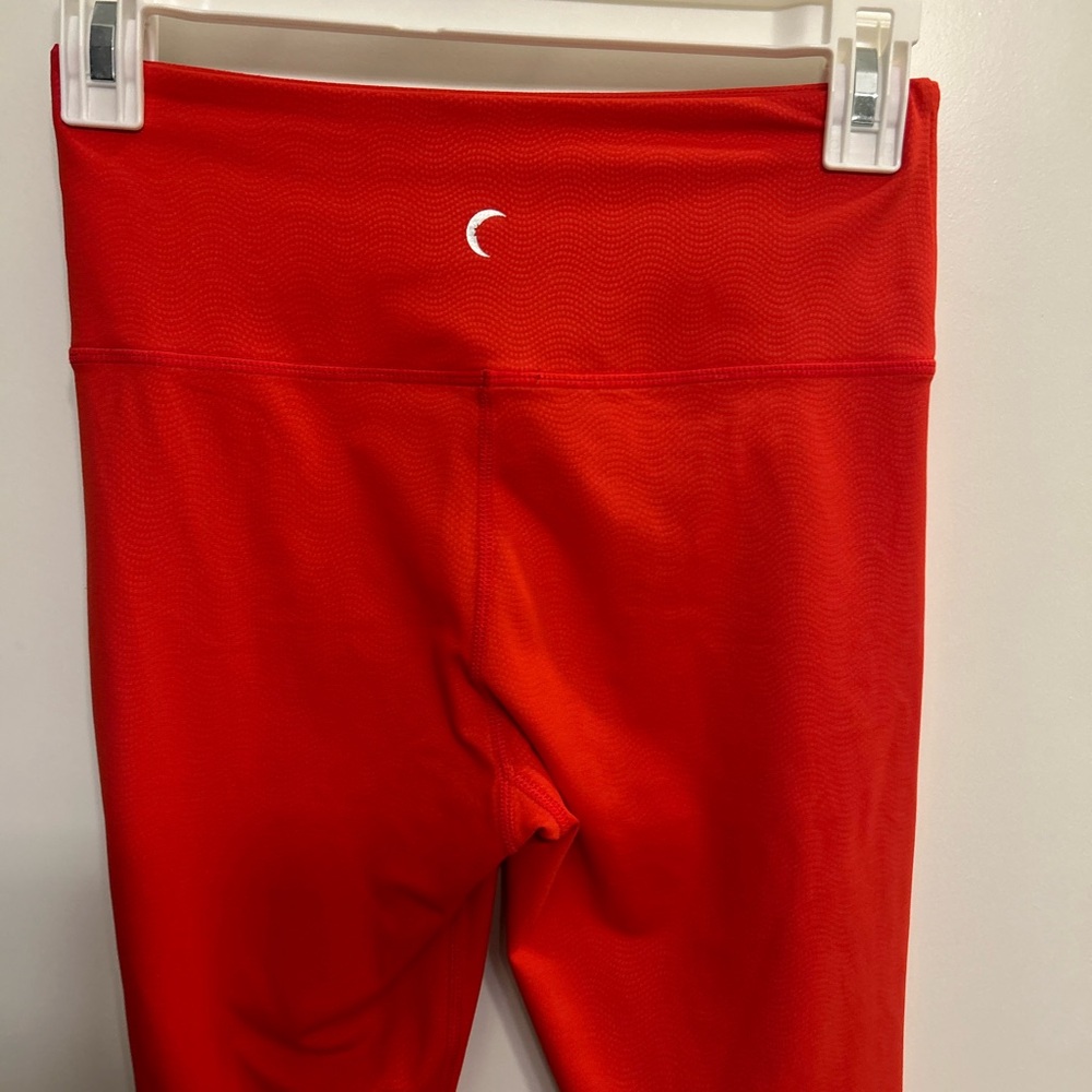 Like New Zyia Active Ascend Red Subtle Pattern Leggings - Picture 3 of 9